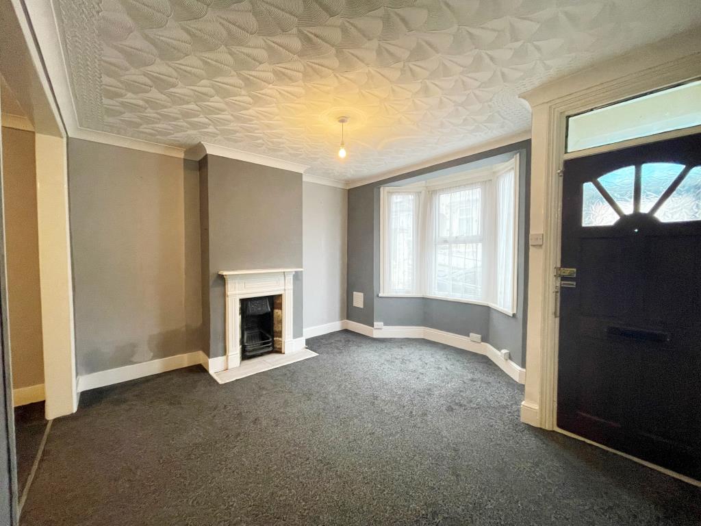 Lot: 11 - WELL PRESENTED THREE-BEDROOM HOUSE - Bay fronted living room with fireplace